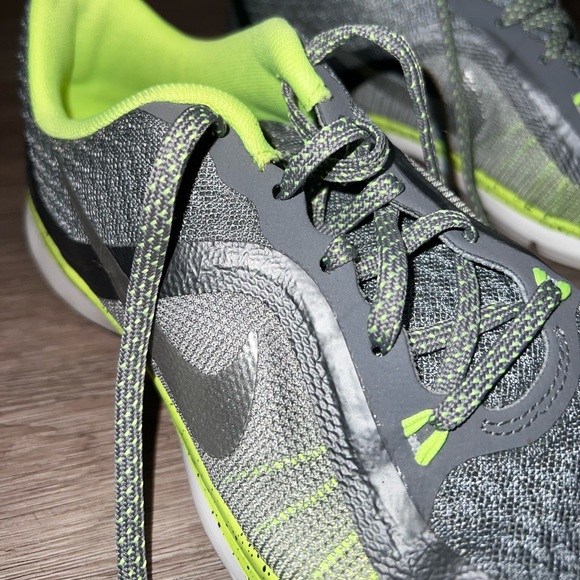 Women’s Nike Tennis Shoes Size 8 - Picture 3 of 4